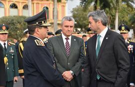 Mario Abdo Benítez, hoy junto al al comandante de la Policía, Walter Vázquez, y el ministro del Interior, Ernesto Villamayor.