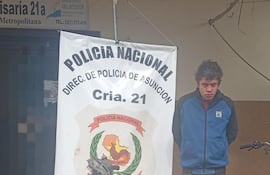Aprehenden a sospechoso con arresto domiciliario y recuperan moto robada