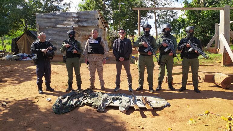 Los uniformados exhiben las armas que fueron incautadas durante el procedimiento.