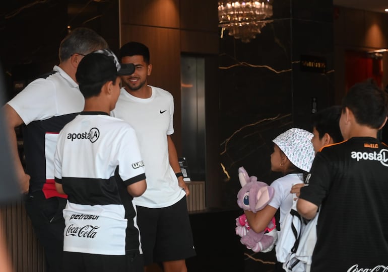 Mateo Gamarra, jugador de Olimpia, recibió a los hinchas en el hotel de concentración en Pedro Juan Caballero en la previa del partido ante 2 de Mayo por la segunda fecha del torneo Apertura 2026 de la Primera División de Paraguay.