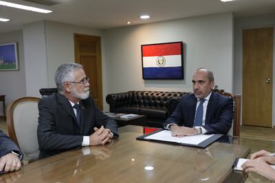 El viceministro de Relaciones Exteriores, Víctor Verdún, entregó esta tarde al embajador de Brasil, José Antonio Marcondes, la solicitud de informe al gobierno de su país sobre las operaciones de inteligencia.