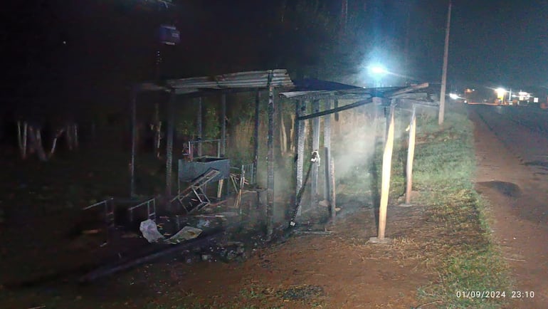 Anciana de 94 años trabaja en la intemperie después que hayan incendiado su casilla.