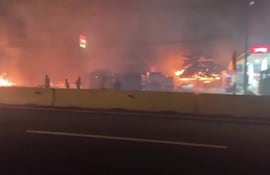 Fuego en Ypacaraí llegó hasta estación de servicios y dañó un galpón