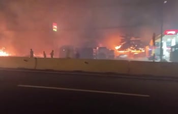 Fuego en Ypacaraí llegó hasta estación de servicios y dañó un galpón