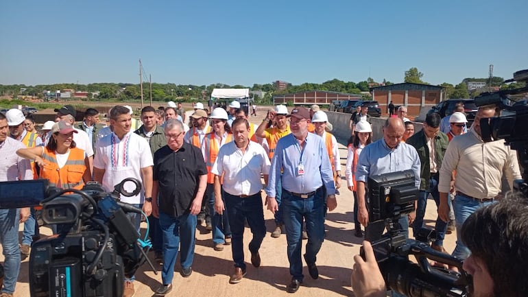 Visita del Presidente de la República Santiago Peña y la ministra del MOPC Claudia Centurión a la zona de obras de la duplicación de la Ruta D025 con presencia de intendentes de municipios que no son afectados por la obra pero que buscan la reelección.