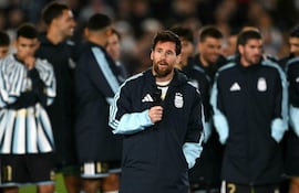 El delantero de Argentina, Lionel Messi, habla tras el partido amistoso internacional de fútbol entre Argentina y Benín en el estadio Mas Monumental en Buenos Aires.