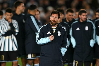 El delantero de Argentina, Lionel Messi, habla tras el partido amistoso internacional de fútbol entre Argentina y Benín en el estadio Mas Monumental en Buenos Aires.