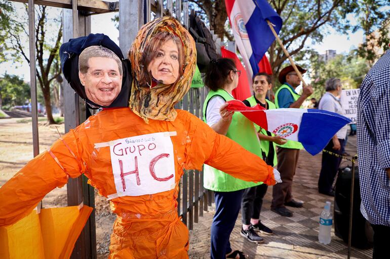  Ciudadanos se manifiestan hoy frente a la sede del Congreso Nacional durante una sesión extraordinaria de la Cámara de Diputados, en Asunción (Paraguay). 