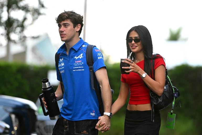 Franco Colapinto y Maia Reficco a su arribo al Grand Prix de Miami. (Rudy Carezzevoli/Getty Images/AFP)
