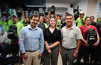 Carlos Jara, de Soluciones Ecológicas, Tania Peña, Gerente de Asuntos Públicos, Comunicaciones y Sustentabilidad de Coca-Cola Paresa, y Luis Fernando Sanabria, de Fundación Paraguaya.