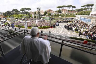 El papa Francisco recibió ayer el alta médica del Policlínico Gemelli de Roma, donde permaneció 38 días ingresado por una grave infección respiratoria.