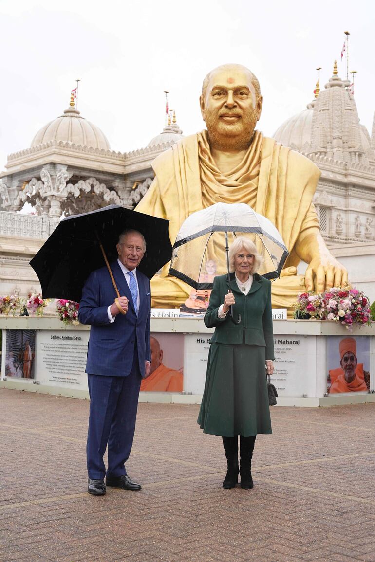 El rey Carlos III y la reina Camila de Gran Bretaña posan para una fotografía durante su visita al Templo de Neasden. (Aaron Chown / POOL / AFP)