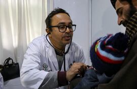 Un médico examina a niños en un campamento establecido por médicos bangladesíes en el Hospital Sarmyasht Center en Kabul, Afganistán. (Imagen ilustrativa).