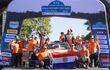 Agustín Alonso Zapag y Edgardo Galindo celebran el logro obtenido en tierras cordobesas, acompañados de la familia y todo el Copetrol Rally Team.
