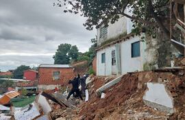 Derrumbe de una muralla afectó a dos casas en el Bañado Sur.
