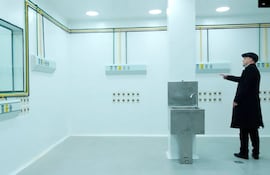 El doctor Adán Godoy muestra el área de terapia neonatal intensiva, que afirman comenzará a operar en septiembre.