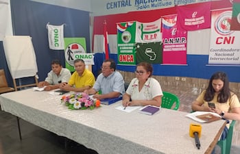 Representantes de la Central Nacional de Trabajadores en conferencia de prensa.