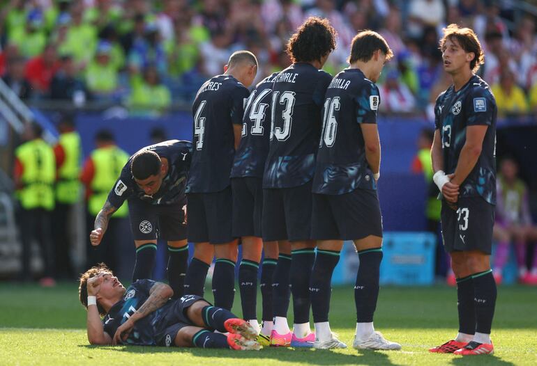 Mauricio y Miguel Almirón de Paraguay dialogan mientras se preparan para defender un tiro libre con sus compañeros durante el partido de los dieciseisavos de final de la Copa Mundial de la FIFA 2026 entre Alemania y Paraguay en el Boston Stadium, en Foxborough, Massachusetts.