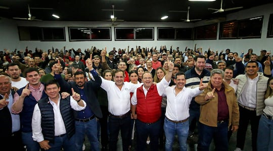 Arnaldo Samaniego (c) y Camilo Pérez posan con su respectivos equipos, en un mitin que se llevó a cabo en el Centro de Ingenieros Colorados. (Foto gentileza).