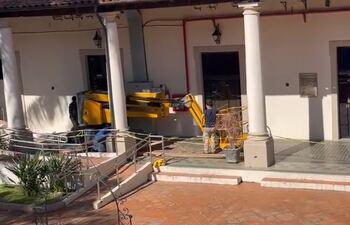 La maquinaria causó un hundimiento de las baldosas.