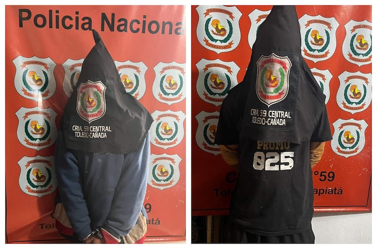 Dos hombres de espaldas, en sacos oscuros y capuchas, en un ambiente policial con colores rojo y escudos de la Policía Nacional.