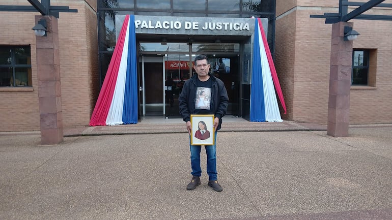 vdb El señor Leonardo Benítez, padre de María Fernanda, manifestó que sería “una vergüenza” para la justicia paraguaya que nuevamente no pueda iniciarse el juicio oral.