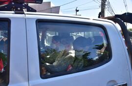 Directora y docentes del colegio privado de Lambaré, siendo destinadas a la Fiscalía (foto de archivo).