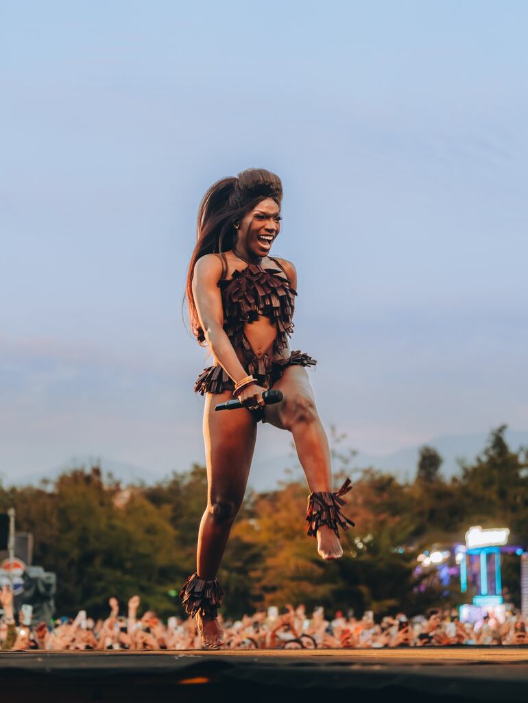 La cantante Doechii durante su presentación en el Lollapalooza Chile, antes de llegar a Paraguay para Asunciónico.