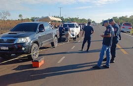 En el centro la camioneta donde se encontró al hombre con un tiro en la cabeza.