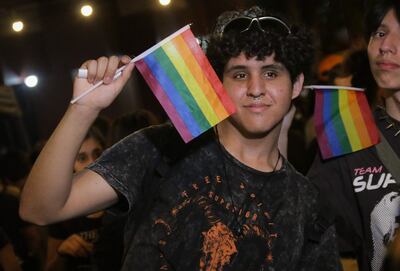 Personas participan en una marcha para celebrar y conmemorar el Orgullo LGTBI 2023, hoy, en Asunción (Paraguay).