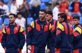 Jugadores de la selección de España se reúnen este lunes, antes de iniciar un partido amistoso previo al Mundial de Fútbol 2026 entre España y Perú en el estadio Cuauhtémoc en Puebla (México).