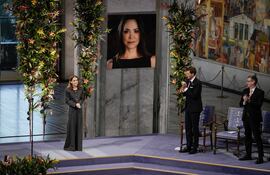 Ana Corina Sosa acepta el Nobel de la Paz 2025 en representación de su madre, la política opositora venezolana, María Corina Machado, durante la ceremonia en Oslo.