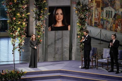 Ana Corina Sosa acepta el Nobel de la Paz 2025 en representación de su madre, la política opositora venezolana, María Corina Machado, durante la ceremonia en Oslo.