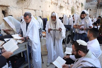 Judíos ortodoxos rezan en la víspera del Rosh Hashaná, en la Ciudad Vieja de Jerusalén, el pasado viernes.