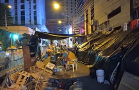 Campesinos caazapeños acampan frente al Indert desde hace once meses.