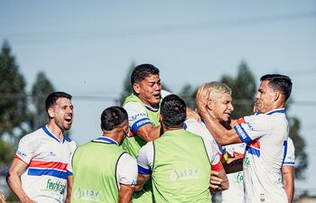 Festejo de gol del "platinado" Roberto "Búfalo" Ovelar, figura ofensiva del Patriotas, que el domingo visitará a Ceffca con la apreciable ventaja de cuatro tantos.