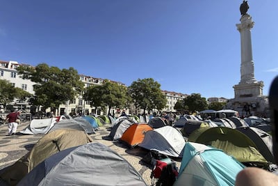 Cientos de personas permanecen acampadas en la plaza del Rossio de Lisboa, para reclamar viviendas asequibles. EFE/ Manuel Fuentes