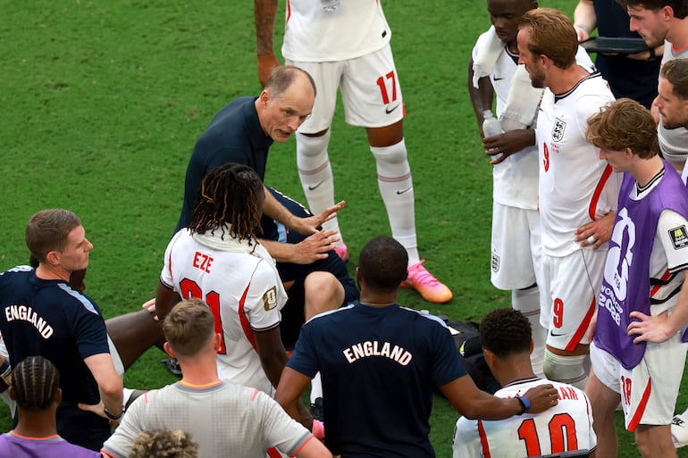 Thomas Tuchel, director técnico de Inglaterra, habla con sus jugadores antes del tiempo extra durante el partido de cuartos de final de la Copa Mundial de la FIFA 2026 entre Noruega e Inglaterra en el Miami Stadium.