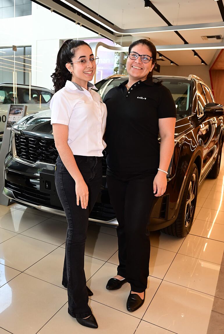 María del Mar Arnold y Evelin Ramírez. 