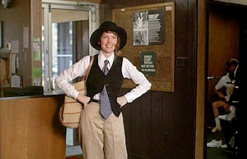 Diane Keaton interpretando al personaje de Annie Hall en una escena de la famosa película homónima de Woody Allen de 1977.