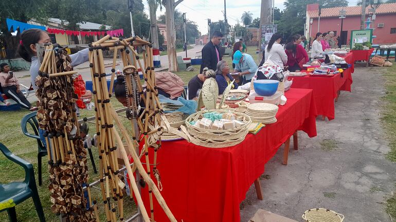 La artesanía indígena de los Ishir también presente durante la feria en Fuerte Olimpo.