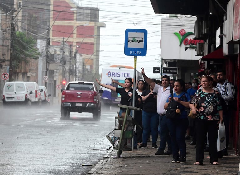 Los pasajeros denuncian constantes “reguladas” en el servicio.