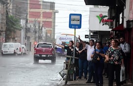 Imagen ilustrativa: pasajeros aguardan alguna unidad de transporte público.