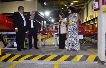 Rubén Aguilar, Jorge Brítez, Milva Bogado y Leticia Telesca en la inauguración del innovador centro de operaciones de DHL Express Paraguay, en el Aeropuerto Internacional “Silvio Pettirossi”.