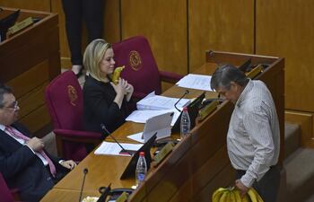 El senador José "Paková" Ledesma le entrega una banana a la senadora Lizarella Valiente (ANR, HC).