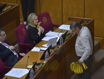 El senador José "Paková" Ledesma le entrega una banana a la senadora Lizarella Valiente (ANR, HC).