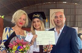 La concejala y candidata a intendenta de Lambaré, Carolina González, Gloria Arévalo González (22 años), y Orlando Arévalo Zielanko.