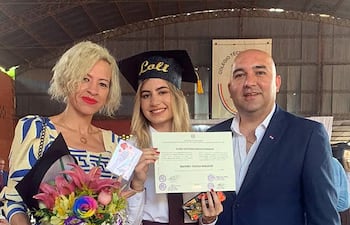 Carolina González, Gloria Arévalo González y Orlando Arévalo.