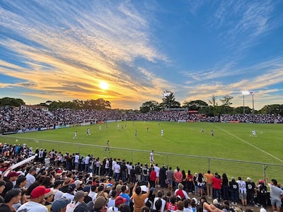 Hermosa postal de la fiesta vivida el lunes en San Estanislao, en el estadio del Unión Agrícola, con la victoria y el ascenso del Deportivo Santaní a la máxima categoría de nuestro fútbol.