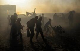 Palestinos en el centro de distribución de GHF en Netzarim arriesgando sus vidas para recibir algo de comida. © MSF